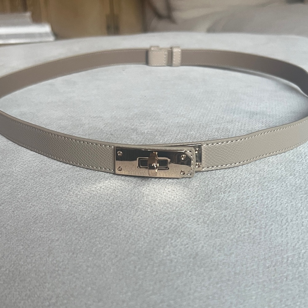 Leather Turn-Lock Skinny Belt in Light Taupe